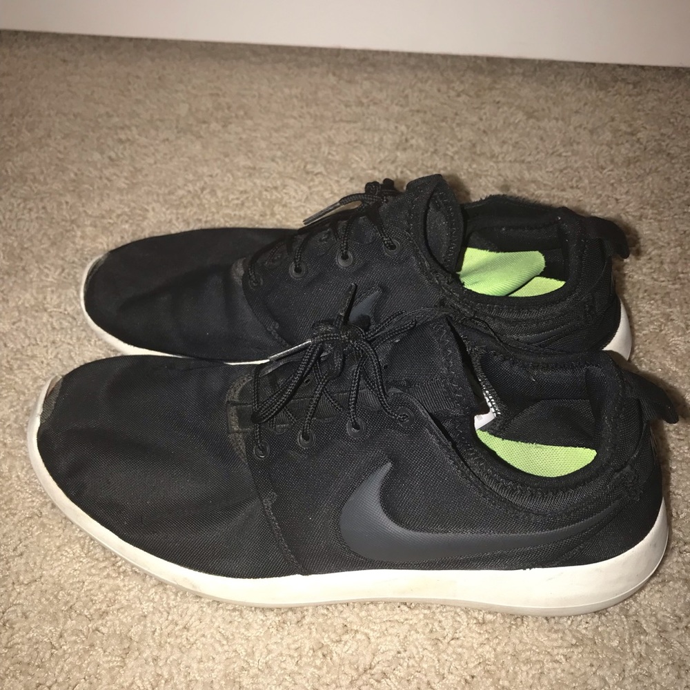 Men’s black Nike Roshes.